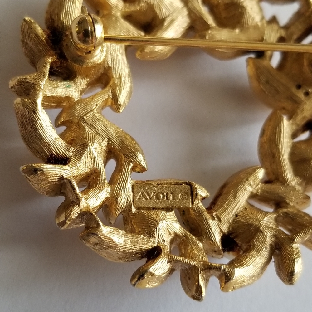 Vintage wreath brooch pin gold tone white faux pearls by Avon - Picture 3 of 9